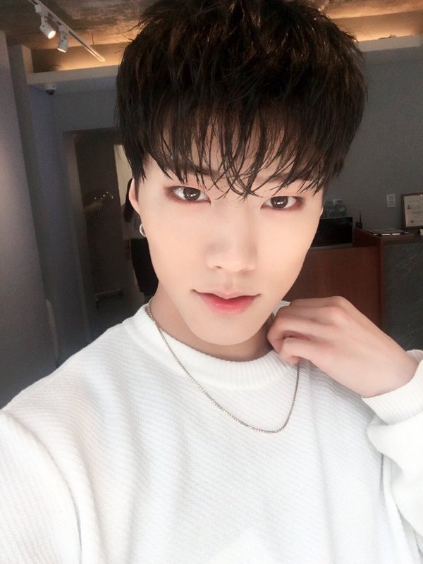 “imfact_twt: [From.Wpdjq] 자연광 + 흑발 + 젖은 머리 + 섹시 = 제업??? 섹시??? ㅋㅋㅋ
”
[TRANS] [From.Wpdjq] Natural lighting + black hair + wet hair + sexy = Jeup??? Sexy??? kkk
“Trans cr. fyeahimfact
”