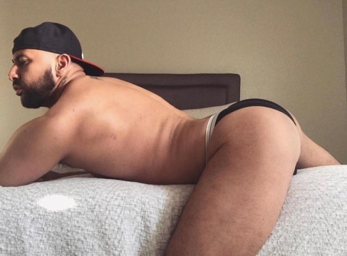 annoyinglypurplecollectiongoapic:  bumilycoo1970:Come to me and get a nice fuck! Definitely fucking material!
