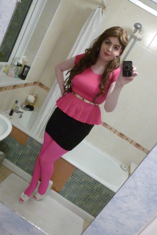 lucy-cd:  PicturesFirst outfit with pink tights, I’ve had them for a long time and I’m so happy to finally use them with an outfit. So cute! <3  Sexy!