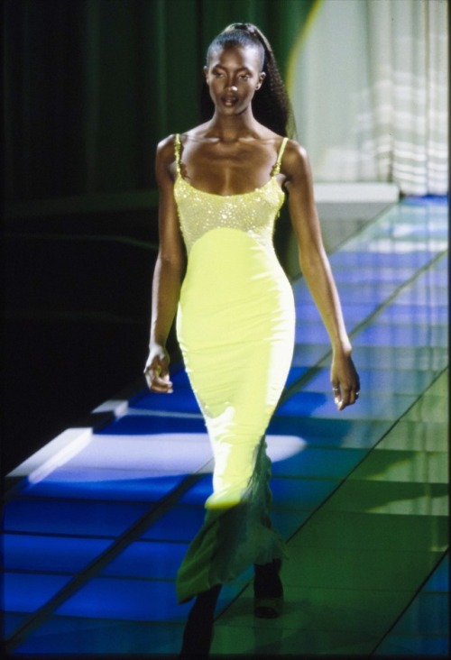 naomihitme:Naomi at Gianni Versace Fall/Winter 1996