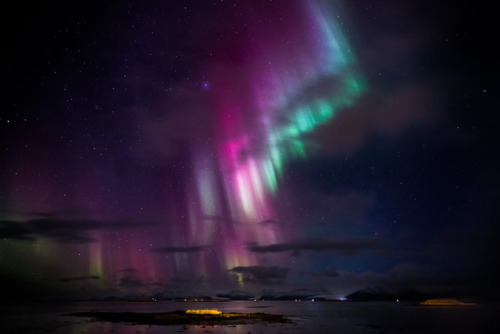 expressions-of-nature:Northern Lights, Iceland by greenzowie