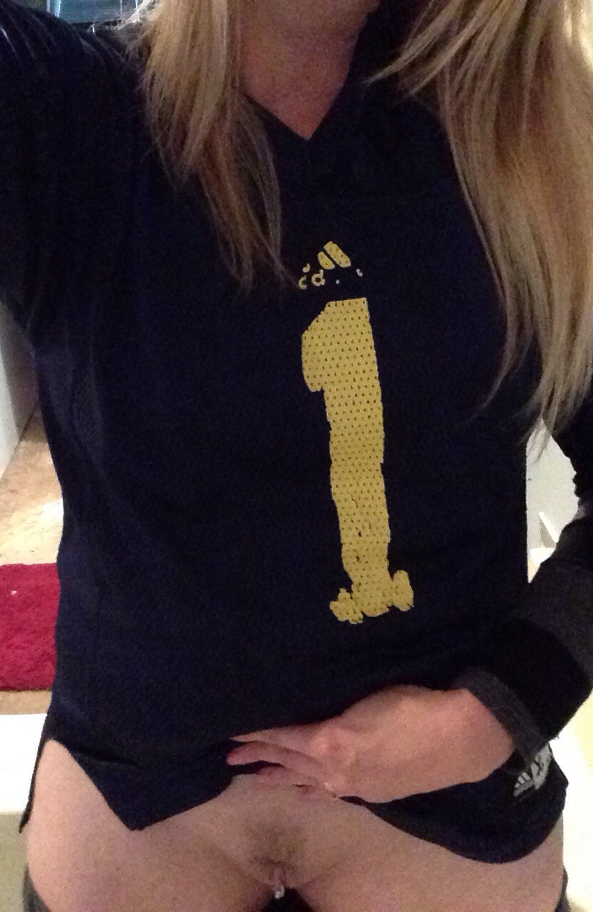 milfaubrey:  Bet you can’t guess who I’m rooting for in the football game tomorrow