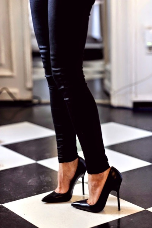 legsandhighheels: legwearheaven