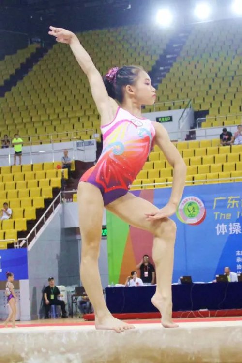 team-china:Meet Ou Yushan, a 2004 baby from Guangdong.Look at her lovely toepoint and extension &lt;