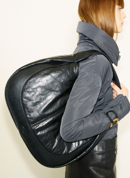 Trendy Bag for FW21: Early 2000′s bag.- Jumbo hobo bag.Louis Vuitton, Tom Ford, Gucci, Celine,