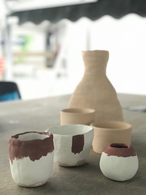 .
Second ceramics update of the week.
Nothing much exciting going on in my life apart from 2 ceramics classes and 2 photography classes per week.
Today we try our hands on glazing and we actually found that part quite challenging because nothing we...