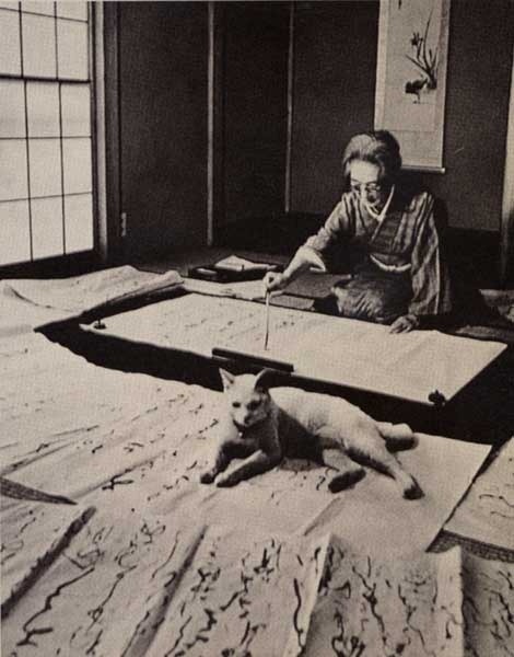 womenandcats:Japanese calligrapher Tsuneko Kumagai (1893~1986) at work with her cat.