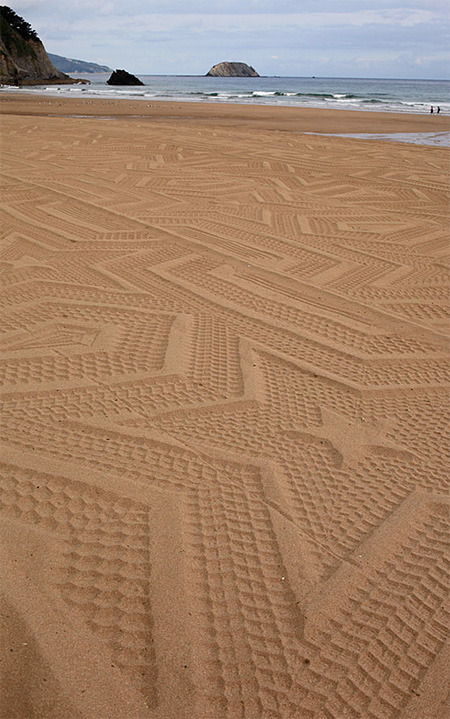 odditiesoflife:  Sand Printing Machine Makes Beautiful Patterns on Beach Swedish