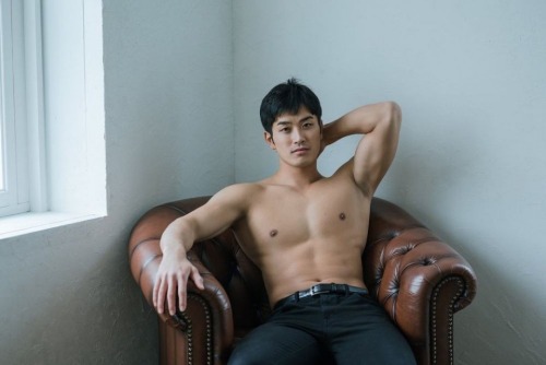 hotdogsfordinner:Japanese stud Riku Yuasa and his favorite chairIG:  rikuyuasa