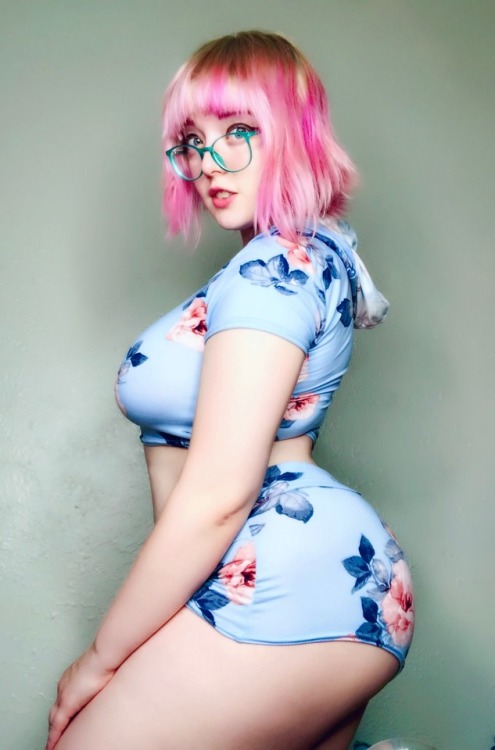 marshmallowmaximus:Thank you pinkmoonlw for making the softest clothing imaginable 😩💕http://shopaholik.bigcartel.com
