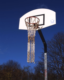 au-meme-endroit:  Basket (d'aprés David Hammons)La Courneuve, 2007Thierry Fontaine