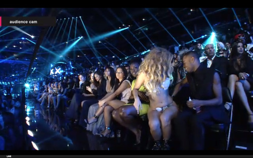 within-the-seahorses-belly:  GAGA IS JUST THERE GLUING SHELLS TO HERSELF  SHE DOESN’T CARE  SHE STUCK ONE ON HER ASS  