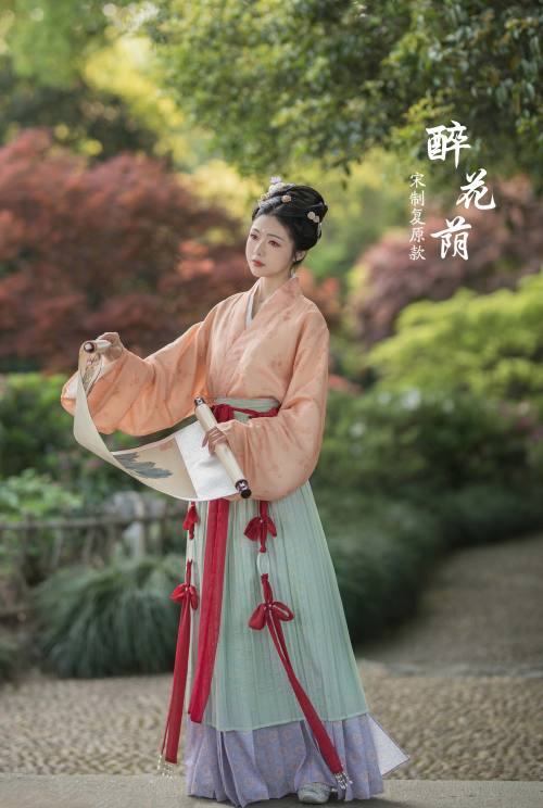 hanfugallery:chinese hanfu | waist ornaments oxalis knots酢浆草结 + pleated skirts baidiequn百迭裙