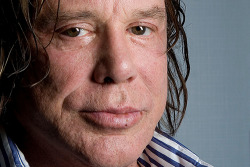 seisenpunto:   Antes de presentar la imagen que conocemos hoy en día, Mickey Rourke fue el máximo galán de Hollywood. Su transición incluyó una frustrada lucha por el título de boxeo, cirugías, papeles menores. Todo culminó con The Wrestler de