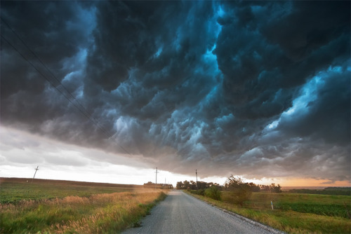 identifyassexy:  opticallyaroused:Severe Skies: The Photography of Storm Chaser Mike Hollingshead   dang