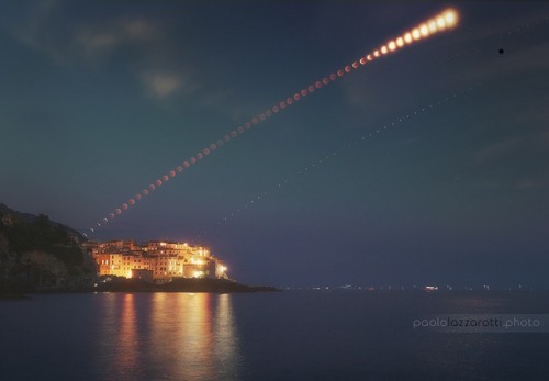 just–space:Eclipse over the Gulf of Poets : The total phase of the July 27 lunar eclipse laste