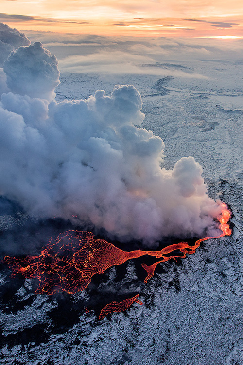 wonderous-world: location54: Volcano at Iceland || Source