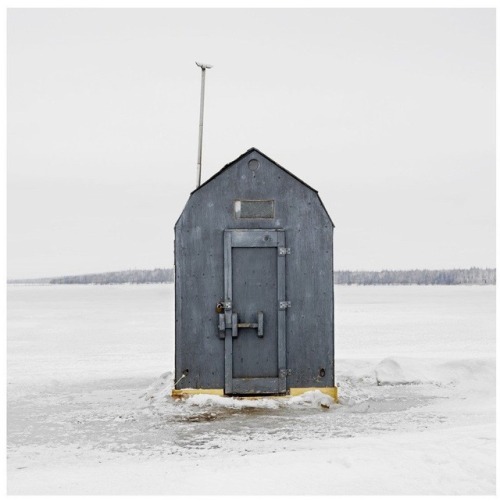 jeroenapers: Architectuur van de Canadese ijsvissershutjes in de fotoserie Ice Huts van Richard John