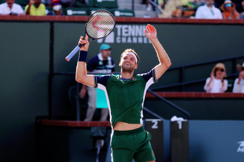 Grigor Dimitrov defeats Hubert Hurkacz to reach the semi-finals of the 2021 BNP Paribas Open, earnin