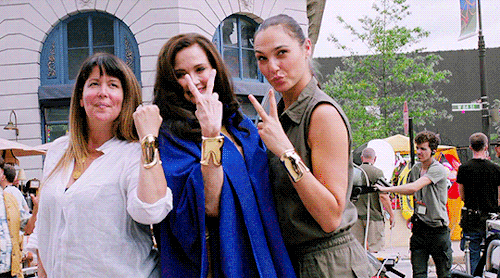 dianadethemyscira:Patty Jenkins, Lynda Carter and Gal Gadot behind the scenes of Wonder Woman 1984.