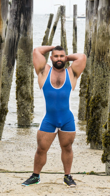 bigguythings:  noodlesandbeef:  I love this singlet.  Just Big Guys: This is how a Real Man looks, 9/10  And I love the perfectly thick &amp; muscled legs.