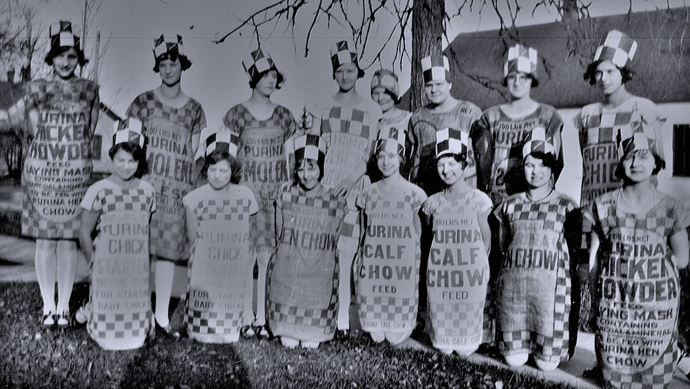 abocadoinferno:  Durante la Gran Depresión la moda era vestirse con sacos de harina