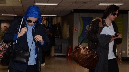 ten-and-donna:  atheistj:  So Mark Hamill, Daisy Ridley, and Adam Driver showed up at the Belfast airport in Ireland. I think my favorite thing about it is Daisy and Adam’s efforts to hide their faces through jackets and sunglasses And then Mark’s