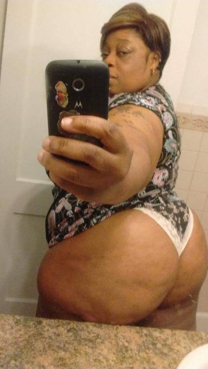 mrrightnow79:  bigeric05:  Beautiful ass  The kinda ass on a milf I like👍😀