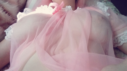 mewlawlie:  Come to bed with me ♡   niiiiiice tits gurl