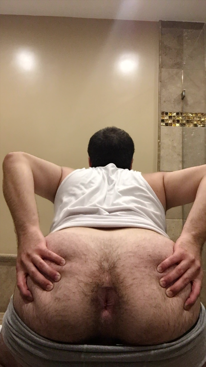 bootyfreakdee:  Drunk and horny. Wish I had someone to fuck me silly  I love this ass and the hole