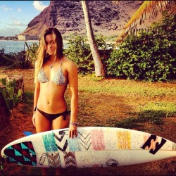 surf-girls:  Surf Girls And Waves http://bit.ly/1bNWtfB