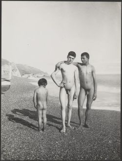 stillrowing7-posingforart:  boysnmenart:  Wilhelm von GLOEDEN (#1890) Two  youths and boy on beach, numbered n°1355, gelatin silver print (The J.  Paul Getty Museum, Los Angeles, USA)    Is this a family group?