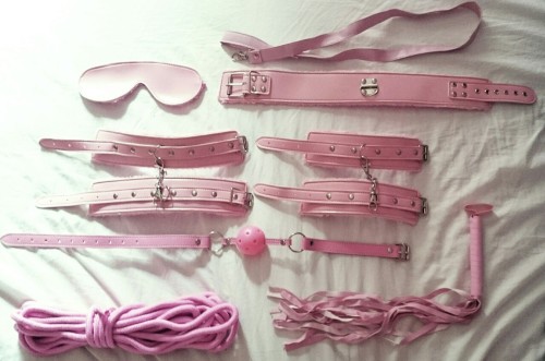 sugarybukkakeprincess: I was bored so I took a picture of my fun things :)