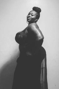 chocolatecakesandthickmilkshakes:  bigbeautifulblackgirls:  Jezra M the face of BBBG   I’m gonna pack a lunch for this session.