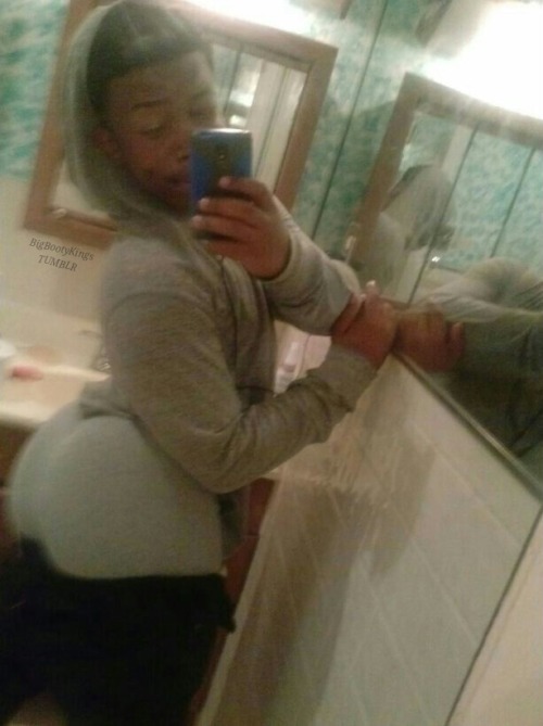 darnell2000: fvck-insecurities: bigbootykings: NEW SUBMISSION: Big bubble booty boi taking a picture