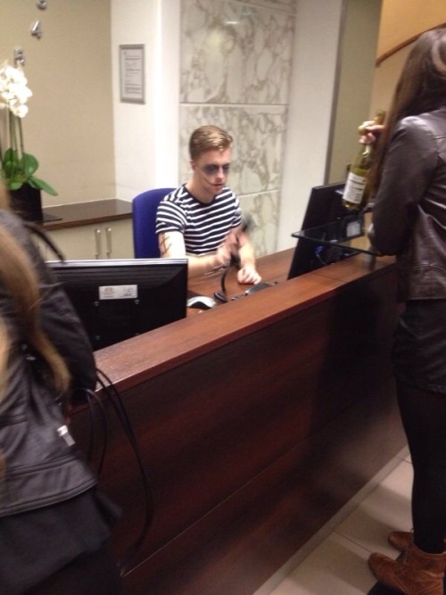 levimichaelsxxx:  Halloween. Nobody in my friend group remembers this part of the night or why our friend mike is being a receptionist.   “Satan will see you now.”