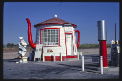 furtho:John Margolies’ photograph of the Teapot