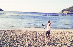 damnhaehyuk:  Hyukjae in Hawaii. (◡‿◡✿) 