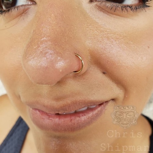 Healed nostril upgraded to an 18k yellow gold ring from @anatometalinc. Im piercing @shamanmods down