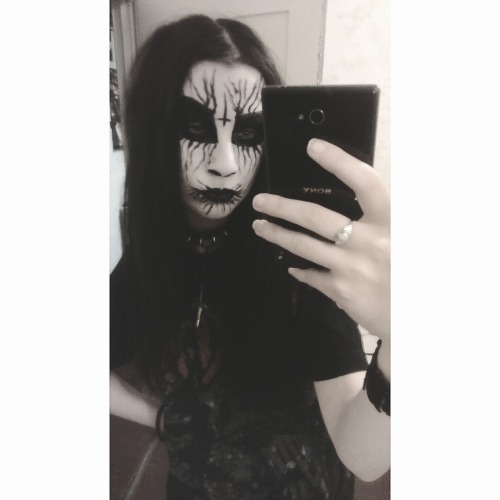 Proper dig the corpse paint I just did on myself. Thought it’d turn out shit, but it didn'ttttt. I look metal af