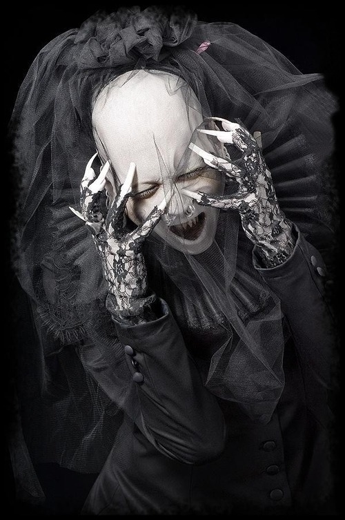 lizardbirdthing:  Anna-Varney Cantodea.Top-tier goth.