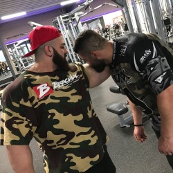 misterunivers:  Bromance and muscleworship : HOLLY SHIT WHAT A DREAM LiFEI want it !