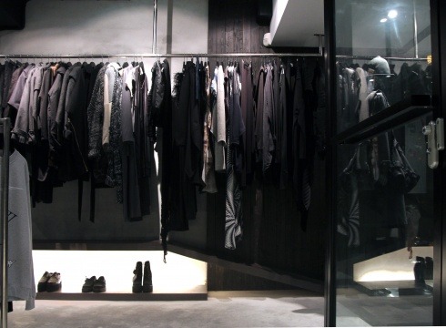 kuroikami:  IMMENSE忠孝店創立於2008 為IMMENSE第一間實體門市 空間架構為較冷調的水泥紋理與木質框架與不鏽鋼鐵管 利用垂直水平與角度的關係創造出幾何元素 主要銷售次文化街頭品牌 配合復古休閒等多元風格