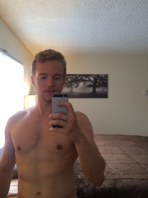 hot-men-of-reddit:  https://www.reddit.com/user/sanDiegoSlut 
