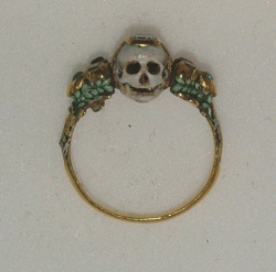 Coolthingoftheday:  A Two-Faced Memento Mori Ring, Circa 17Th Century. This Gold