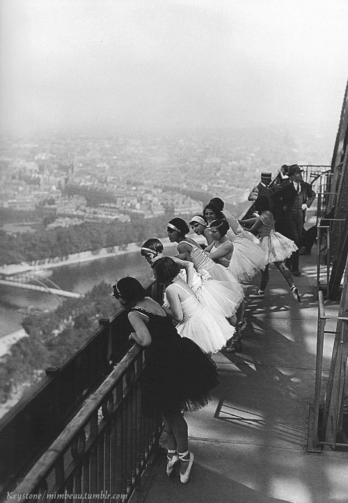mimbeau:  Dancers on the Eiffel Tower Paris 1929 (Keystone)