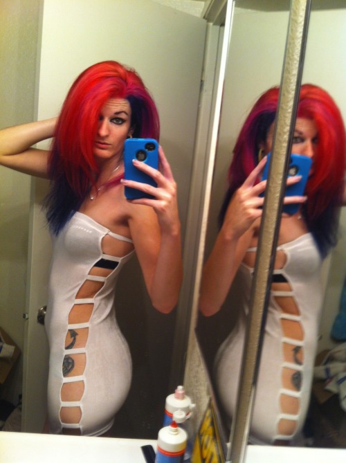 kinkydragon:  It’s been a while. Here are some selfies with my new hair =^.^=