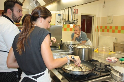 sab-io:  kitchenbrain:  Ho già parlato altre volte della mia idea sulla pasta alle vongole… Ormai (meteo a parte) è estate piena, e questa è la pasta di mare per eccellenza! Qualche dritta: - aprite le vongole in una bella padella larga facendo si