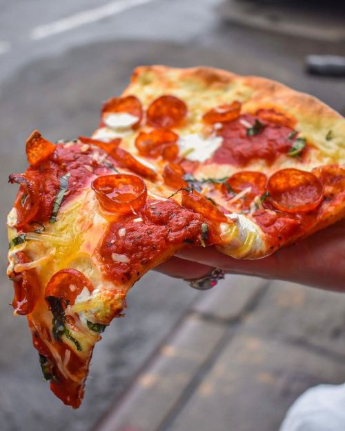 daily-deliciousness: (@bakerspizzanyc)