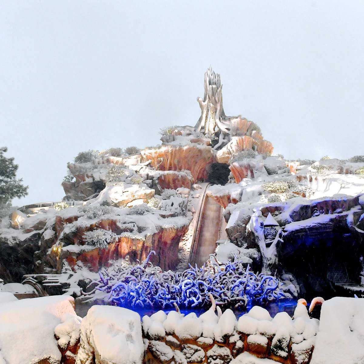 disney-universes:More pictures from the Tokyo Disneyland blizzard